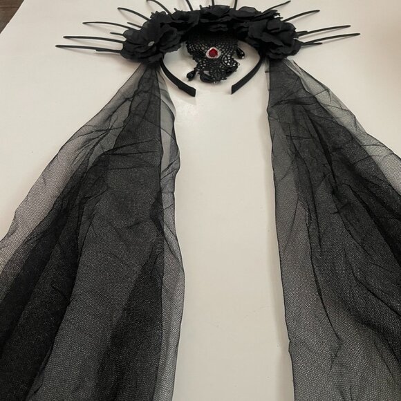 Gothic Black Halo Crown With Veil - Picture 8 of 14